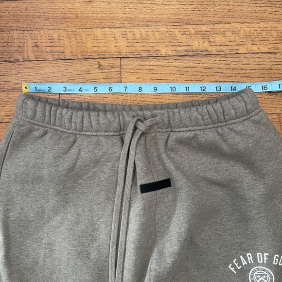 AUTHENTIC Fear of God ESSENTIALS Crest Essential Sweatpants Sz M - SOLD OUT - - Picture 8 of 13